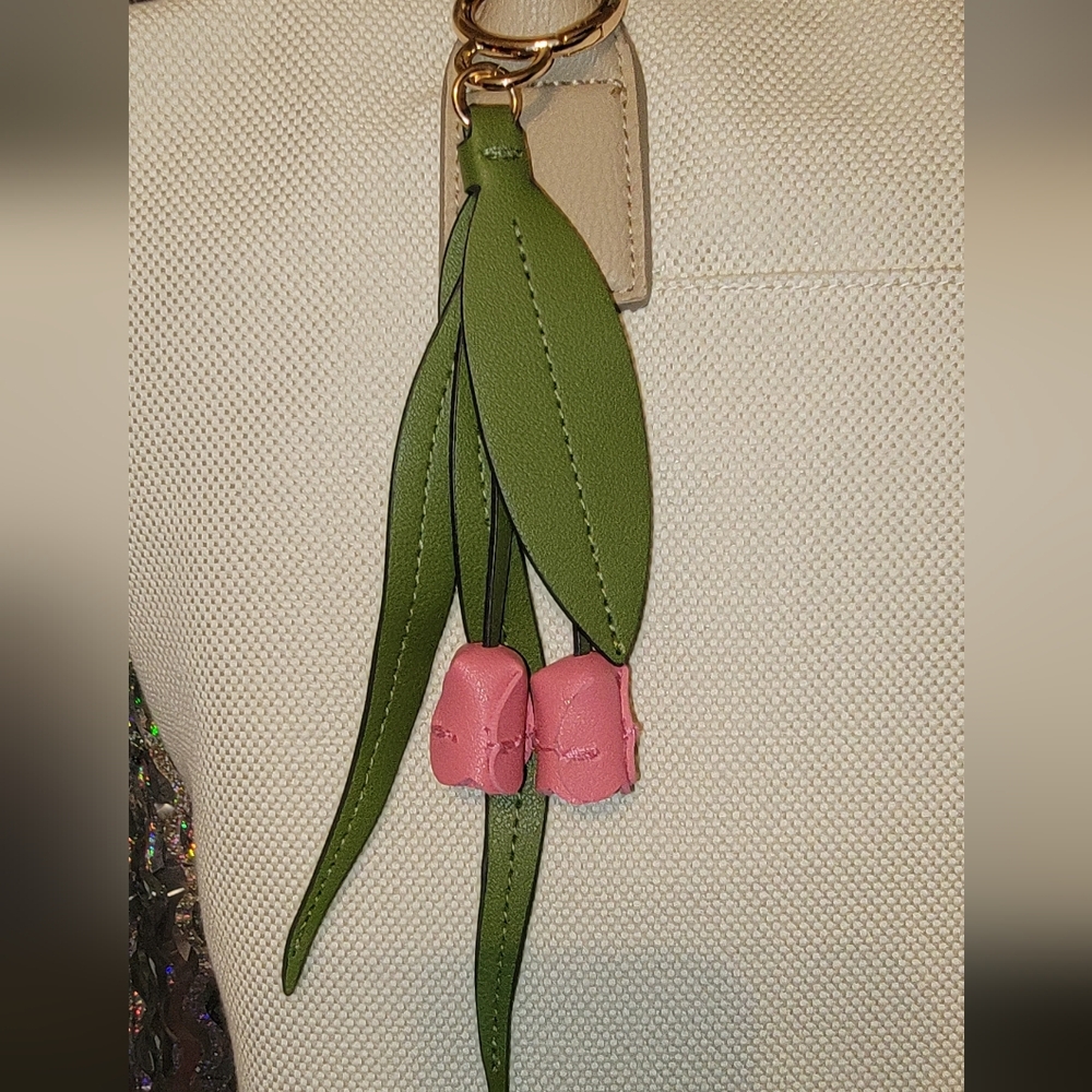Universal Thread Beige Tote Bag w/ Tulip Or Butterfly Bag Charm - Picture 3 of 13